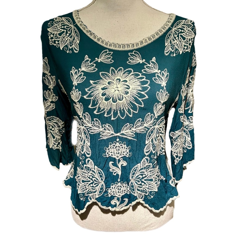 Solitaire Embroidered BOHO Chic Flare Sleeve Top Green White Medium Floral